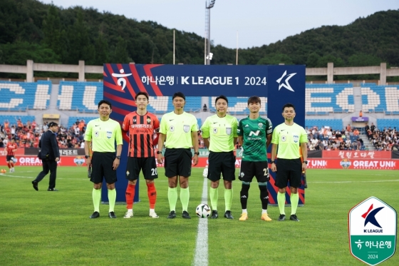 경기 전 양팀 주장과 심판진들. /사진=한국프로축구연맹 제공