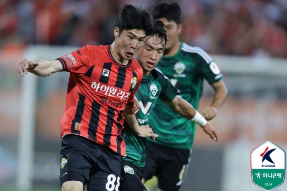 황문기(오른쪽). /사진=한국프로축구연맹 제공