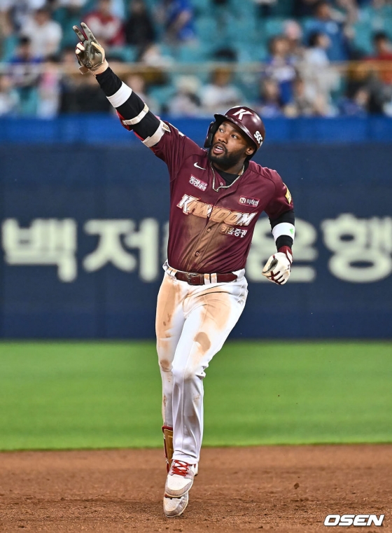 도슨이 홈런을 날리고 기뻐하고 있다.