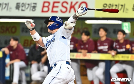 삼성 라이온즈 박병호가 29일 대구 삼성라이온즈파크에서 열린 키움 히어로즈와 2024 신한 SOL뱅크 KBO리그 홈경기에 6번 지명타자로 선발 출전해 4회말 솔로 홈런을 날리고 있다.