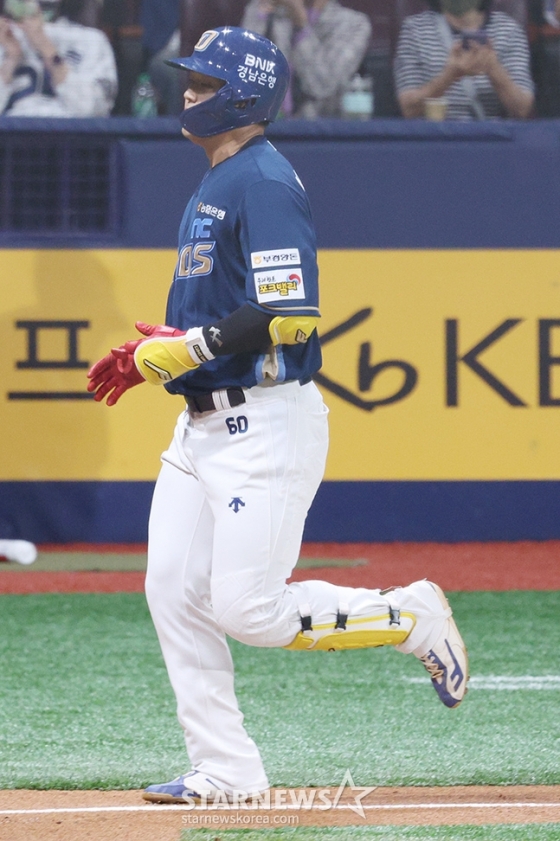 NC 박한결이 23일 고척 키움전에서 7회 초 홈런을 기록한 후 홈으로 들어오고 있다. /사진=김진경 대기자