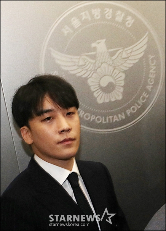 외국인 투자자 성접대 의혹을 받는 전 빅뱅 멤버 승리가 14일 오후 서울 종로구 서울지방경찰청에서 조사를 받기 위해 피의자 신분으로 출석하고 있다.