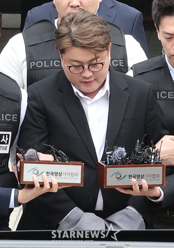(서울=뉴스1) 김성진 기자 = '음주 뺑소니' 혐의를 받는 가수 김호중이 24일 서울 서초구 서울중앙지방법원에서 열린 구속 전 피의자 심문(영장실질심사)을 마친 후 호송 차량으로 이동하고 있다. 2024.5.24/뉴스1 Copyright (C) 뉴스1. All rights reserved. 무단 전재 및 재배포, AI학습 이용 금지. /사진=(서울=뉴스1) 김성진 기자
