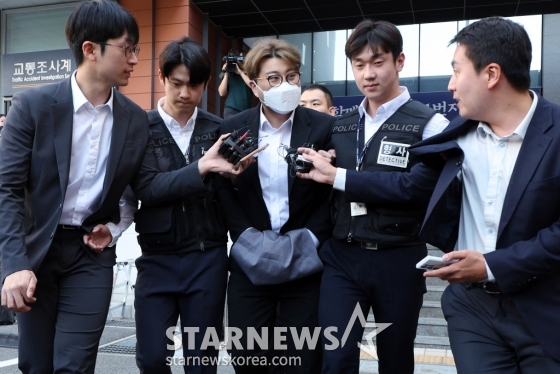 (서울=뉴스1) 박정호 기자 = '음주 뺑소니' 혐의를 받는 트로트 가수 김호중 씨가 31일 오전 서울 강남경찰서에서 나와 검찰로 구속 송치되고 있다. 김 씨는 지난 9일 오후 11시40분쯤 서울 강남구 압구정 도로에서 음주 상태로 운전하다 택시와 접촉 사고를 내고 도주한 혐의를 받는다. 또한 도주 후 김 씨는 소속사 직원에게 허위 자수를 종용하고 자신의 아이폰 3대를 압수한 경찰에게 비밀번호를 제공하지 않는 등 여러 차례 범행을 숨기려 한 혐의도 있다. 한편 김 씨의 모교인 경북 김천예술고 교내 쉼터에 있던 '트바로티의 집' /사진=(서울=뉴스1) 박정호 기자