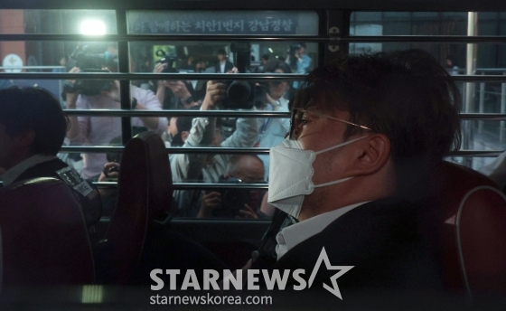 (서울=뉴스1) 박정호 기자 = '음주 뺑소니' 혐의를 받는 트로트 가수 김호중 씨가 31일 오전 서울 강남경찰서에서 나와 검찰로 구속 송치되고 있다. 김 씨는 지난 9일 오후 11시40분쯤 서울 강남구 압구정 도로에서 음주 상태로 운전하다 택시와 접촉 사고를 내고 도주한 혐의를 받는다. 또한 도주 후 김 씨는 소속사 직원에게 허위 자수를 종용하고 자신의 아이폰 3대를 압수한 경찰에게 비밀번호를 제공하지 않는 등 여러 차례 범행을 숨기려 한 혐의도 있다. 한편 김 씨의 모교인 경북 김천예술고 교내 쉼터에 있던 '트바로티의 집' /사진=(서울=뉴스1) 박정호 기자