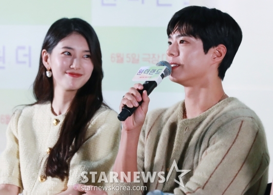 배우 박보검, 수지가 31일 오후 서울 강남구 메가박스 코엑스에서 진행된 영화 '원더랜드'(감독 김태용) 언론시사회 및 기자간담회에 참석해 질문에 답하고 있다. 빅데이터를 통해 세상을 떠난 사람을 구현해내는 원더랜드 서비스를 사용하는 사람들의 이야기를 그린 '원더랜드'는 6월 5일 개봉한다. /2024.05.31 /사진=이동훈