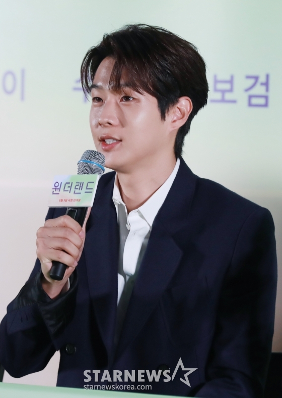 배우 최우식이 31일 오후 서울 강남구 메가박스 코엑스에서 진행된 영화 '원더랜드'(감독 김태용) 언론시사회 및 기자간담회에 참석해 질문에 답하고 있다. 빅데이터를 통해 세상을 떠난 사람을 구현해내는 원더랜드 서비스를 사용하는 사람들의 이야기를 그린 '원더랜드'는 6월 5일 개봉한다. /2024.05.31 /사진=이동훈