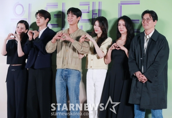 배우 정유미, 최우식, 탕웨이, 박보검, 수지, 김태용 감독이 31일 오후 서울 강남구 메가박스 코엑스에서 진행된 영화 '원더랜드'(감독 김태용) 언론시사회 및 기자간담회에 참석해 포즈를 취하고 있다. 빅데이터를 통해 세상을 떠난 사람을 구현해내는 원더랜드 서비스를 사용하는 사람들의 이야기를 그린 '원더랜드'는 6월 5일 개봉한다. /2024.05.31 /사진=이동훈