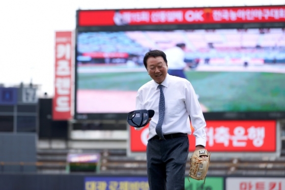 선동열 전 감독이 1일 수원kt위즈파크에서 펼쳐진 '제15회 선동열배 OK 전국농아인야구대회' 개회식에서 기념 시구를 하고 마운드를 내려오고 있다. /사진=OK 금융그룹 제공