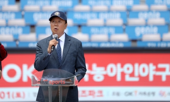 선동열 전 감독이 1일 수원kt위즈파크에서 펼쳐진 '제15회 선동열배 OK 전국농아인야구대회' 개회식에서 개회사를 말하고 있다. /사진=OK 금융그룹 제공
