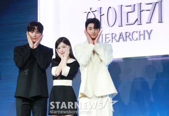 배우 이채민, 노정의, 김재원이 3일 오전 서울 앰배서더 서울 풀만 호텔에서 진행된 넷플릭스 오리지널 시리즈 '하이라키' 제작발표회에 참석해 포즈를 취하고 있다. 상위 0.01%의 소수가 질서이자 법으로 군림하는 주신고에 비밀을 품은 전학생이 입학한 후 견고했던 그들의 세계에 균열이 생기며 벌어지는 이야기를 그린 넷플릭스 시리즈 '하이라키'는 오는 7일 공개된다. /2024.06.03 /사진=이동훈