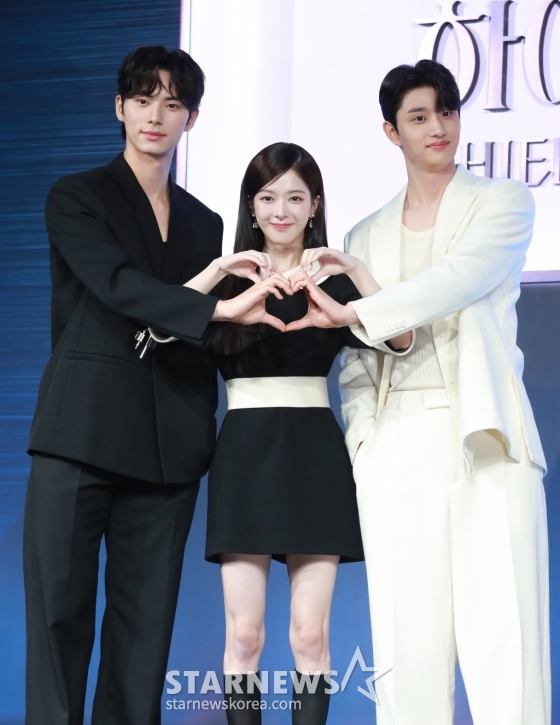 배우 이채민, 노정의, 김재원이 3일 오전 서울 앰배서더 서울 풀만 호텔에서 진행된 넷플릭스 오리지널 시리즈 '하이라키' 제작발표회에 참석해 포즈를 취하고 있다. 상위 0.01%의 소수가 질서이자 법으로 군림하는 주신고에 비밀을 품은 전학생이 입학한 후 견고했던 그들의 세계에 균열이 생기며 벌어지는 이야기를 그린 넷플릭스 시리즈 '하이라키'는 오는 7일 공개된다. /2024.06.03 /사진=이동훈