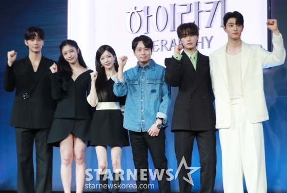 배우 이채민, 지혜원, 노정의, 배현진 감독, 배우 이원정, 김재원이 3일 오전 서울 앰배서더 서울 풀만 호텔에서 진행된 넷플릭스 오리지널 시리즈 '하이라키' 제작발표회에 참석해 포즈를 취하고 있다. 상위 0.01%의 소수가 질서이자 법으로 군림하는 주신고에 비밀을 품은 전학생이 입학한 후 견고했던 그들의 세계에 균열이 생기며 벌어지는 이야기를 그린 넷플릭스 시리즈 '하이라키'는 오는 7일 공개된다. /2024.06.03 /사진=이동훈