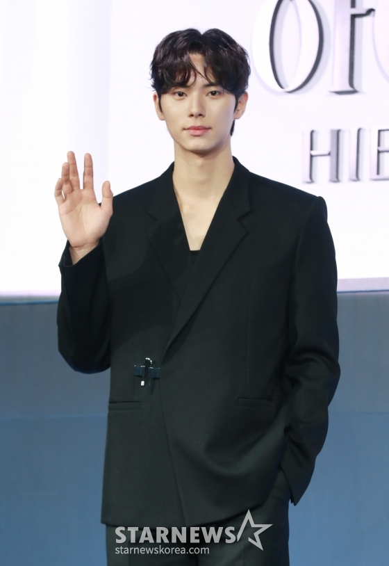 배우 이채민이 3일 오전 서울 앰배서더 서울 풀만 호텔에서 진행된 넷플릭스 오리지널 시리즈 '하이라키' 제작발표회에 참석해 포즈를 취하고 있다. 상위 0.01%의 소수가 질서이자 법으로 군림하는 주신고에 비밀을 품은 전학생이 입학한 후 견고했던 그들의 세계에 균열이 생기며 벌어지는 이야기를 그린 넷플릭스 시리즈 '하이라키'는 오는 7일 공개된다. /2024.06.03 /사진=이동훈