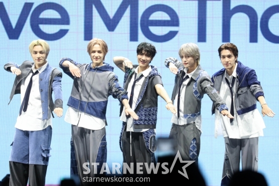그룹 웨이션브이(WayV) 샤오쥔, 쿤, 텐, 양양, 헨드리가 3일 오후 서울 용산구 블루스퀘어에서 다섯 번째 미니앨범 'Give Me That' 발매 기념 쇼케이스를 열고 포즈를 취하고 있다. 2024.06.03 /사진=임성균