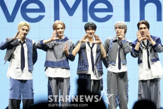 그룹 웨이션브이(WayV) 샤오쥔, 쿤, 텐, 양양, 헨드리가 3일 오후 서울 용산구 블루스퀘어에서 다섯 번째 미니앨범 'Give Me That' 발매 기념 쇼케이스를 열고 포즈를 취하고 있다. 2024.06.03 /사진=임성균