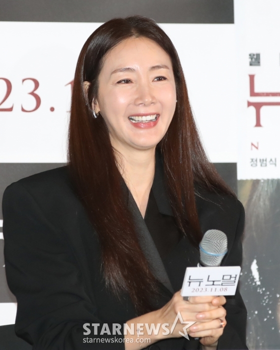(서울=뉴스1) 권현진 기자 = 배우 최지우가 27일 오후 서울 용산구 CGV 용산아이파크몰에서 진행된 영화 ‘뉴 노멀’(감독 정범식) 언론배급시사회 및 기자간담회에서 미소를 짓고 있다. ‘뉴 노멀’은 공포가 일상이 되어버린 새로운 시대에 도착한 스릴러물이다. 2023.10.27/뉴스1 Copyright (C) 뉴스1. All rights reserved. 무단 전재 및 재배포, AI학습 이용 금지. /사진=(서울=뉴스1) 권현진 기자