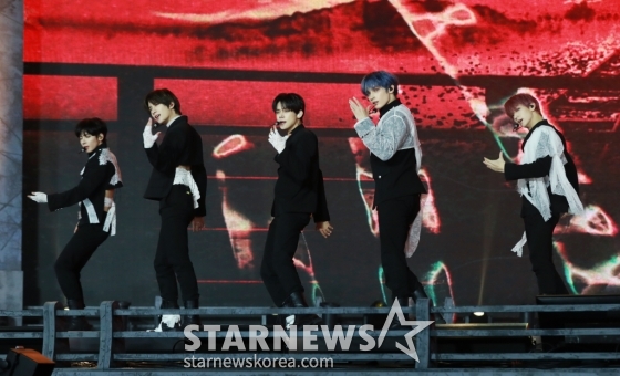 그룹 투모로우바이투게더(TOMORROW X TOGETHER) 휴닝카이가 1일 오후 서울 고려대학교 화정체육관에서 진행된 미니 6집 '미니소드 3 : 투모로우'(minisode 3: TOMORROW) 발매기념 쇼케이스에서 신곡을 선보이고 있다. /2024.04.01 /사진=이동훈 기자