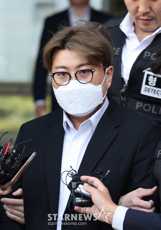 (서울=뉴스1) 박정호 기자 = '음주 뺑소니' 혐의를 받는 트로트 가수 김호중 씨가 31일 오전 서울 강남경찰서에서 나와 검찰로 구속 송치되고 있다. 김 씨는 지난 9일 오후 11시40분쯤 서울 강남구 압구정 도로에서 음주 상태로 운전하다 택시와 접촉 사고를 내고 도주한 혐의를 받는다. 또한 도주 후 김 씨는 소속사 직원에게 허위 자수를 종용하고 자신의 아이폰 3대를 압수한 경찰에게 비밀번호를 제공하지 않는 등 여러 차례 범행을 숨기려 한 혐의도 있다. 한편 김 씨의 모교인 경북 김천예술고 교내 쉼터에 있던 '트바로티 /사진=(서울=뉴스1) 박정호 기자
