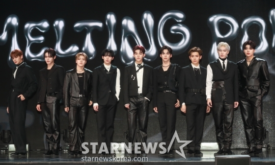 그룹 제로베이스원(ZEROBASEONE)이 6일 오후 서울 광진구 예스24라이브홀에서 진행된 미니 2집 'MELTING POINT'(멜팅 포인트) 발매기념 쇼케이스에서 포즈를 취하고 있다. 이번 앨범에는 타이틀 곡 '크러시'(가시)를 비롯해 '멜팅 포인트', '테이크 마이 핸드', '키즈 존', '굿나잇' 등 총 5곡이 수록됐다. /2023.11.06 /사진=이동훈