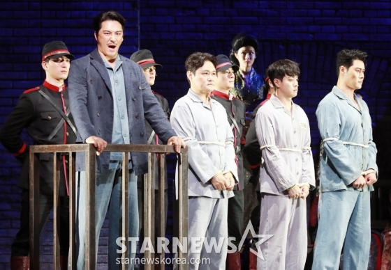 민우혁, 김진수 등 출연배우들이 4일 오후 서울 세종문화회관 대극장에서 진행된 뮤지컬 '영웅' 15주년 공연 프레스콜에서 열연하고 있다. /2024.06.04 /사진=이동훈