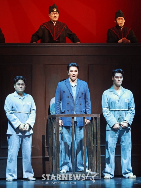 민우혁, 김진수 등 출연배우들이 4일 오후 서울 세종문화회관 대극장에서 진행된 뮤지컬 '영웅' 15주년 공연 프레스콜에서 열연하고 있다. /2024.06.04 /사진=이동훈
