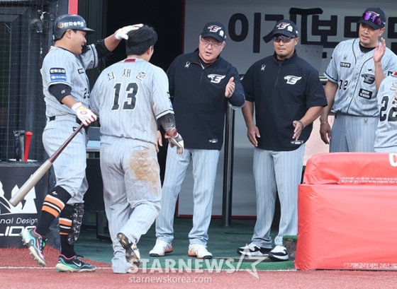 김경문(왼쪽 3번째) 한화 감독. /사진=김진경 대기자
