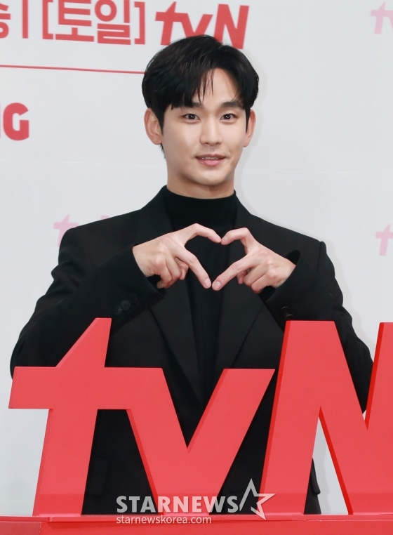 배우 김수현이 7일 오전 서울 라마다신도림 호텔에서 진행된 tvN 토일드라마 '눈물의 여왕' 제작발표회에 참석해 포즈를 취하고 있다. 퀸즈 그룹 재벌 3세인 '백화점의 여왕' 홍해인과 용두리 이장 아들인 '슈퍼마켓 왕자' 백현우 3년차 부부의 아찔한 위기와 기적처럼 다시 시작되는 사랑 이야기 '눈물의 여왕'은 오는 9일 첫 방송된다. /2024.03.07 /사진=이동훈