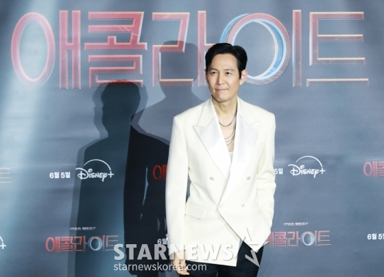 배우 이정재가 5일 오후 서울 CGV용산아이파크몰에서 진행된 디즈니+ '애콜라이트' 1, 2회 시사 및 기자 간담회에 참석해 포즈를 취하고 있다. /2024.06.05 /사진=이동훈