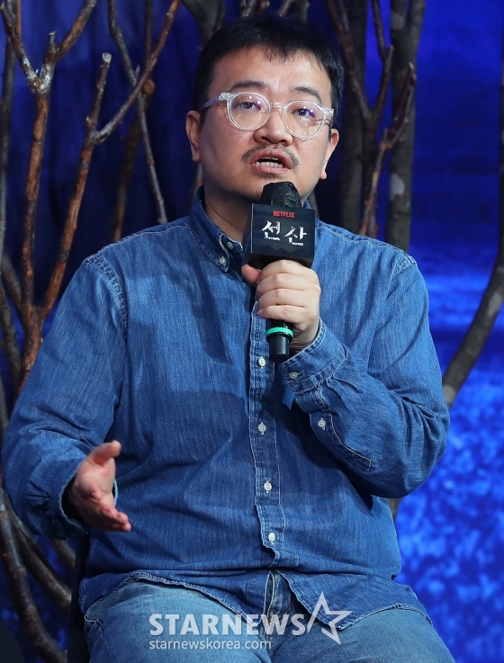 연상호 감독이 12일 오후 서울 중구 앰배서더 서울풀만 호텔에서 진행된 넷플릭스 시리즈 '선산' 제작발표회에 참석해 인사말을 하고 있다. '선산'은 존재조차 잊고 지내던 작은아버지의 죽음 후 남겨진 선산을 상속받게 되면서 불길한 일들이 연속되고 이와 관련된 비밀이 드러나며 벌어지는 이야기를 그린다. 오는 19일 공개. 2024.01.12 /사진=김창현