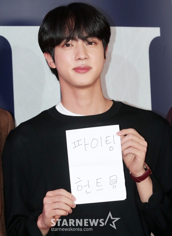 방탄소년단 진이 2일 오후 서울 강남구 삼성동 메가박스 코엑스에서 진행된 영화 '헌트' VIP시사회에 참석해 포즈를 취하고 있다. '헌트'는 조직 내 숨어든 스파이를 색출하기 위해 서로를 의심하는 안기부 요원 '박평호'와 '김정도'가 '대한민국 1호 암살 작전'이라는 거대한 사건과 직면하며 펼쳐지는 첩보 액션 드라마. 오는 10일 개봉. 2022.08.02