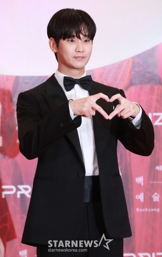 배우 김수현이 7일 오후 서울 강남구 코엑스에서 진행된 제60회 백상예술대상 레드카펫 행사에 참석해 포즈를 취하고 있다. /2024.05.07 /사진=이동훈