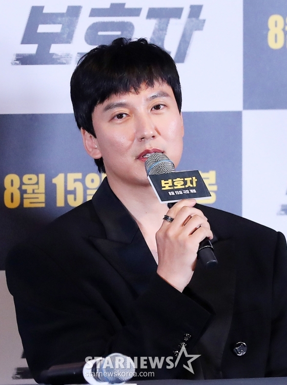 배우 김남길이 9일 오후 서울 광진구 건대입구 롯데시네마에서 진행된 영화 '보호자' 언론시사회 및 기자간담회에 참석해 인사말을 하고 있다.  정우성 감독의 첫 장 영화인 '보호자'는 10년 만에 출소해 몰랐던 딸의 존재를 알고 평범하게 살기를 원하는 수혁과 그를 노리는 이들 사이의 이야기를 그린 액션 영화다. 오는 15일 개봉. 2023.08.09 /사진=김창현