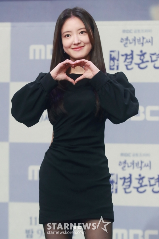 배우 이세영이 22일 오후 서울 마포구 상암동 MBC에서 진행된 금토드라마 '열녀박씨 계약결혼뎐' 제작발표회에 참석해 포즈를 취하고 있다.  죽음을 뛰어넘어 2023년 대한민국에 당도한 19세기 욕망 유교걸 박연우와 21세기 무감정끝판왕 강태하의 금쪽같은 계약결혼 스토리 '열녀박씨 계약결혼뎐'은 오는 24일 첫 방송된다. /2023.11.22 /사진=이동훈