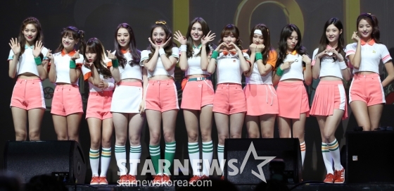 걸그룹 아이오아이가 17일 오전 서울 광진구 광장동 예스24 라이브홀에서 진행된 두 번째 미니앨범 '미스 미?(miss me?)' 쇼케이스에서 포즈를 취하고 있다. '미스 미?'에는 타이틀 곡 '너무너무너무'를 비롯해 '잠깐만', '내 말대로 해줘', 'PING PONG', '음 어쩌면' 등이 수록됐다. /사진=김창현 기자 chmt@