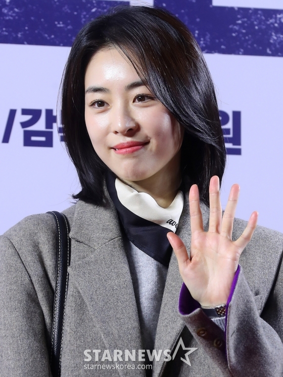 배우 이연희가 6일 오후 서울 강남구 삼성동 메가막스 코엑스에서 진행된 영화 '데드맨' VIP 시사회에 참석해 포즈를 취하고 있다. '데드맨'은 이름값으로 돈을 버는 일명 바지사장계의 에이스가 1000억 원 횡령 누명을 쓰고 '죽은 사람'으로 살아가게 된 후 이름 하나로 얽힌 사람들과 빼앗긴 인생을 되찾기 위해 추적에 나서는 이야기를 그린 영화다. 오는 7일 개봉. 2024.02.06 /사진=김창현