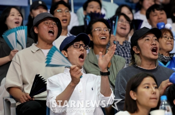 (서울=뉴스1) 장수영 기자 = 8일 오후 서울 송파구 잠실실내체육관에서 열린 KYK INVITATIONAL 2024, 팀 대한민국과 팀 코리아의 경기를 찾은 방송인 유재석과 이광수, 나영석PD가 김연경 국가대표 은퇴경기를 관람하고 있다. 2012 런던 올림픽과 2020 도쿄 올림픽 준결승 진출을 이끈 김연경은 이날 경기를 끝으로 국가대표를 은퇴하고 오는 9일 세계 여자배구 올스타전 이벤트 경기를 갖는다. 2024.6.8/뉴스1 Copyright (C) 뉴스1. All rights reserved. 무단 전재 및 재배포, /사진=(서울=뉴스1) 장수영 기자