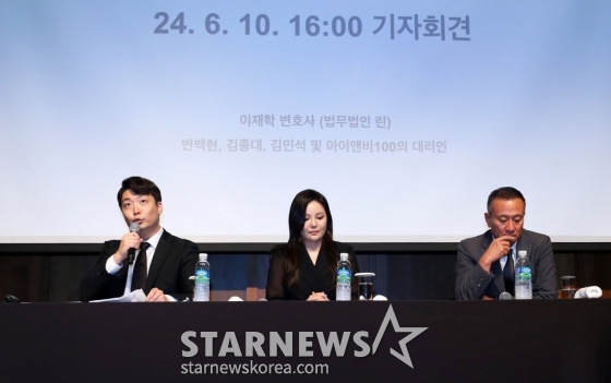 [서울=뉴시스] 김혜진 기자 = 그룹 엑소 첸백시(첸 백현 시우민) 소속사 대리인 이재학(왼쪽) 법무법인 린 변호사가 10일 오후 서울 중구 신라호텔에서 열린 긴급 기자회견에서 입장을 밝히고 있다.  지난해 6월 첸백시는 SM의 부당한 장기 계약과 불투명한 정산을 주장하며 법적 대응을 예고했다. 그 과정에서 외부 세력 개입 및 템퍼링 의혹이 불거졌지만, 이는 첸백시 측과 외부 세력으로 거론된 MC몽이 즉각 반박하면서 논란은 일축됐다. 해당 분쟁은 전속 계약 해지 통보 후 약 19일 만에 양측이 협의 하에 갈등이 봉합됐다고 알렸다. /사진=김혜진