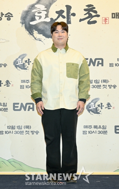 가수 유재환이 1일 오후 서울 상암동 스탠포드호텔에서 진행된 ENA 예능 '효자촌' 제작발표회에 참석해 포즈를 취하고 있다. 오늘날 점점 희석되어 가는 효의 가치를 새롭게 돌아보기 위한 하이퍼리얼리즘 효도 버라이어티 '효자촌'은 오늘(1일) 첫 방송된다. /사진제공=ENA 2022.12.01