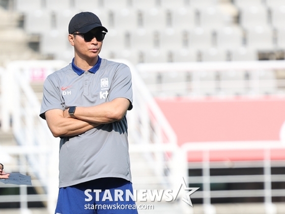김도훈 감독이 선수들의 훈련을 지켜보고 있다. /사진=김진경 대기