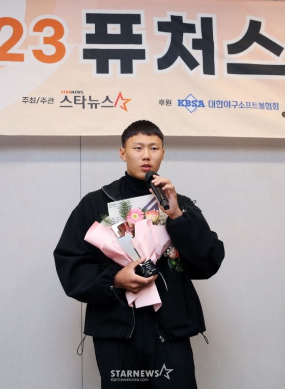 대구고 배찬승이 28일 오후 서울 종로구 광화문 빌딩에서 진행된 글로벌 스포츠·연예 콘텐츠 미디어 스타뉴스 주최 '2023 퓨처스 스타대상'에서 야구 스타상을 수상한 뒤 소감을 말하고 있다. /사진=김창현 기자