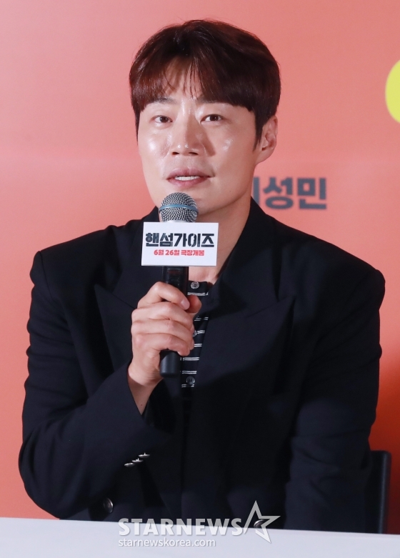 배우 이희준이 11일 오후 서울 CGV용산아이파크몰에서 진행된 영화 '핸섬가이즈'(감독 남동협) 언론사시회 및 기자간담회에 참석해 질문에 답하고 있다. /2024.06.11 /사진=이동훈