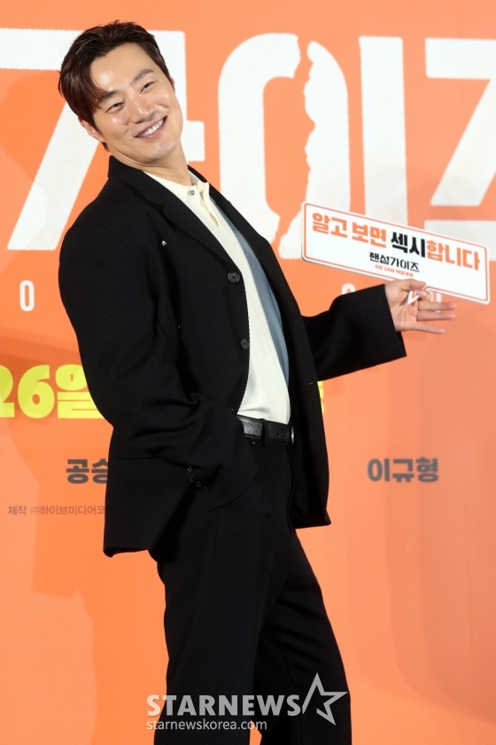 배우 이희준이 27일 오전 서울 광진구 롯데시네마 건대점에서 열린 영화 '핸섬가이즈' 제작발표회에 참석해 포즈를 취하고 있다. 한 번 보면 절대 잊지 못할 첫인상을 가진 자칭 '핸섬 가이즈' 두 남자가 음산한 산장으로 이사를 오던 날, 마을과 산장에 얽힌 전설이 깨어나며 시작되는 예측불허 코미디영화로 오는 6월 26일 개봉 예정이다. 2024.05.27 /사진=임성균