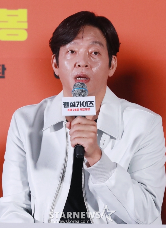 배우 박지환이 11일 오후 서울 CGV용산아이파크몰에서 진행된 영화 '핸섬가이즈'(감독 남동협) 언론사시회 및 기자간담회에 참석해 질문에 답하고 있다. /2024.06.11 /사진=이동훈