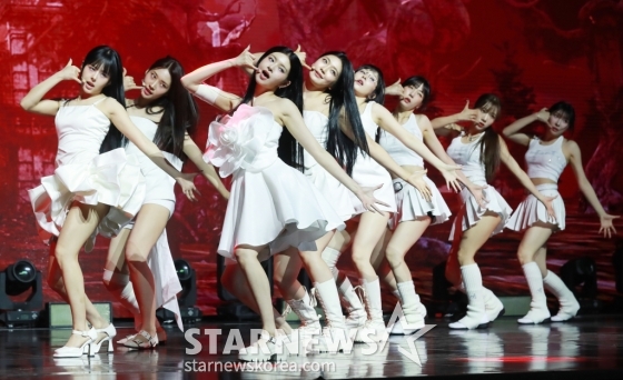 걸그룹 에버글로우(EVERGLOW)가 10일 오후 서울 용산구 블루스퀘어에서 진행된 다섯 번째 싱글 앨범 'ZOMBIE'(좀비) 발매기념 쇼케이스에서 신곡을 선보이고 있다. 동명의 타이틀곡 'ZOMBIE'는 사랑에 상처받은 서슬 퍼런 감정을 다이내믹하게 그려낸 곡으로, 브루노 마스(Bruno Mars), 실크 소닉(Silk Sonic), 니요(Neyo), 저스틴 비버(Justin Bieber) 등 글로벌 팝 아티스트들의 프로듀서인 스테레오타입스(The Stereotypes)와 협업해 기대를 높인다 /사진=이동훈 기자