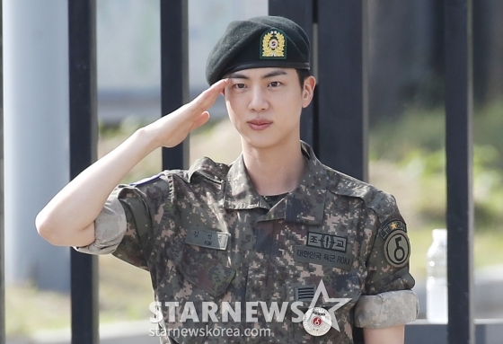 (연천=뉴스1) 권현진 기자 = 그룹 방탄소년단(BTS) 진이 12일 오전 경기도 연천 소재 육군 제5보병사단 신병교육대대에서 육군 현역으로 군 복무를 마친 뒤 인사를 하고 잇다.  2024.6.12/뉴스1  Copyright (C) 뉴스1. All rights reserved. 무단 전재 및 재배포,  AI학습 이용 금지. /사진=(연천=뉴스1) 권현진 기자
