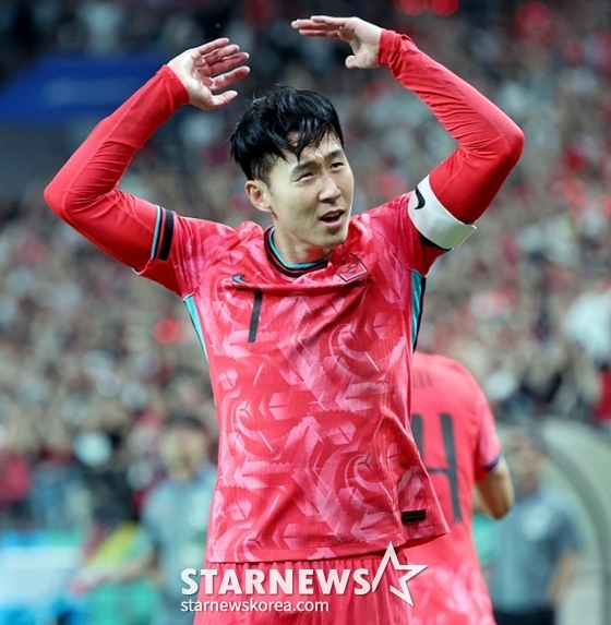 관중 환호 유도하는 손흥민. /사진=김진경 대기자