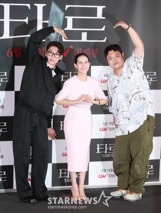 배우 김진영, 조여정, 고규필이 12일 오후 서울 CGV용산아이파크몰에서 진행된 영화 '타로'(감독 최병길) 기자간담회에 참석해 포즈를 취하고 있다. 한순간의 선택으로 뒤틀린 타로카드의 저주에 갇혀버리는 잔혹 운명 미스터리 '타로'는 오는 14일 개봉한다. /2024.06.12 /사진=이동훈