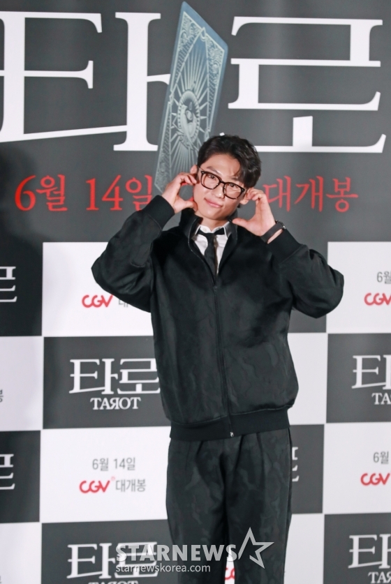 배우 김진영이 12일 오후 서울 CGV용산아이파크몰에서 진행된 영화 '타로'(감독 최병길) 기자간담회에 참석해 포즈를 취하고 있다. 한순간의 선택으로 뒤틀린 타로카드의 저주에 갇혀버리는 잔혹 운명 미스터리 '타로'는 오는 14일 개봉한다. /2024.06.12 /사진=이동훈