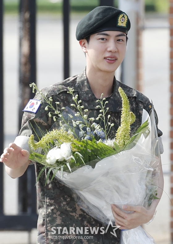 (연천=뉴스1) 권현진 기자 = 그룹 방탄소년단(BTS) 진이 12일 오전 경기도 연천 소재 육군 제5보병사단 신병교육대대에서 육군 현역으로 군 복무를 마친 뒤 인사를 하고 있다. 2024.6.12/뉴스1 Copyright (C) 뉴스1. All rights reserved. 무단 전재 및 재배포, AI학습 이용 금지. /사진=(연천=뉴스1) 권현진 기자